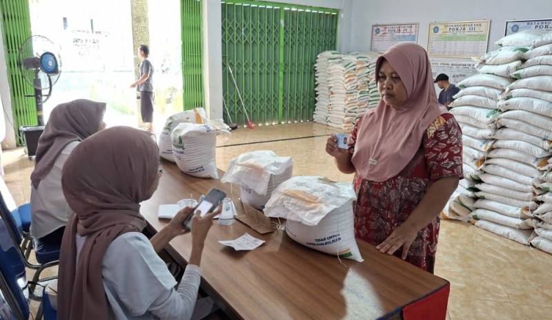 Pemerintah Desa Beleka Salurkan Beras Bantuan Cadangan Pangan kepada 937 KPM