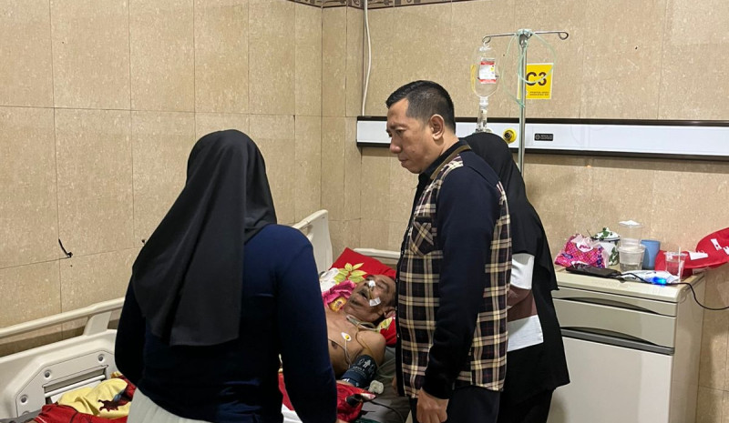 Wujud Empati, Kades Beleka Kunjungi Bapak Sarinah di Rumah Sakit Mataram