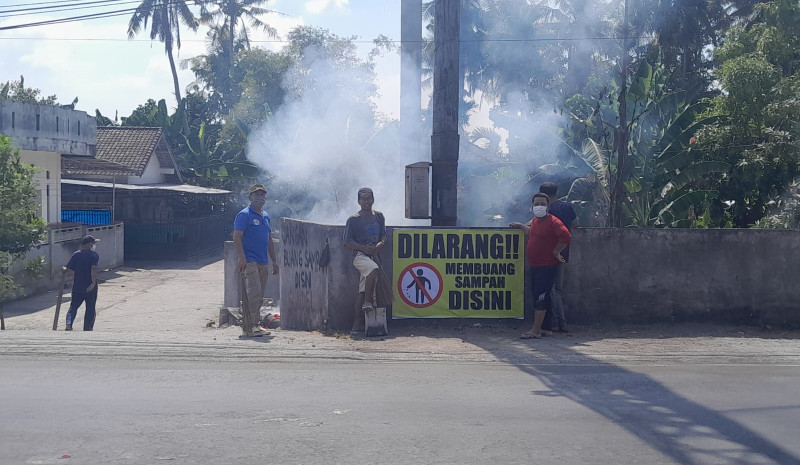 SEMANGAT GOTONG ROYONG, PEMDES BELEKA BERSIHKAN LINGKUNGAN DUSUN MENDAGI