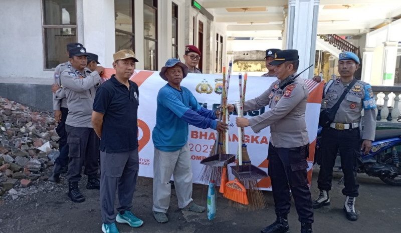 Polsek Gerung Gelar Bakti Sosial di Masjid Jami' Yahya Dusun Mendagi, Desa Beleka
