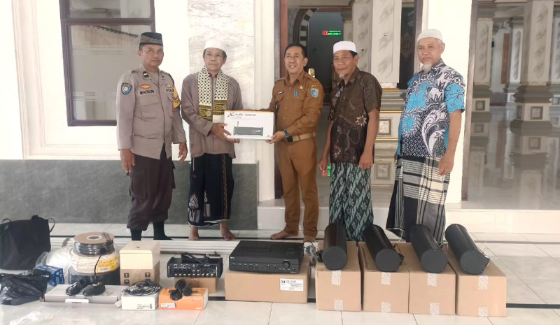 Pemdes Beleka Perkuat Sarana Ibadah, Serahkan Sound System Baru Ke Masjid Jami' Yahya Mendagi