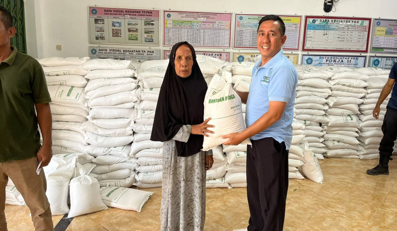 Ringankan Beban Masyarakat, Pemdes Beleka Salurkan Bantuan Pangan Beras kepada 1.268 Penerima