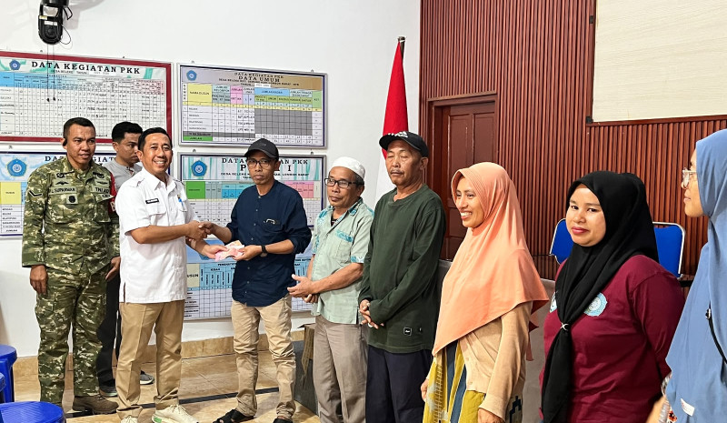 PERKUAT PELAYANAN MASYARAKAT, PEMDES BELEKA SERAHKAN INSENTIF KETUA RT DAN KADER POSYANDU