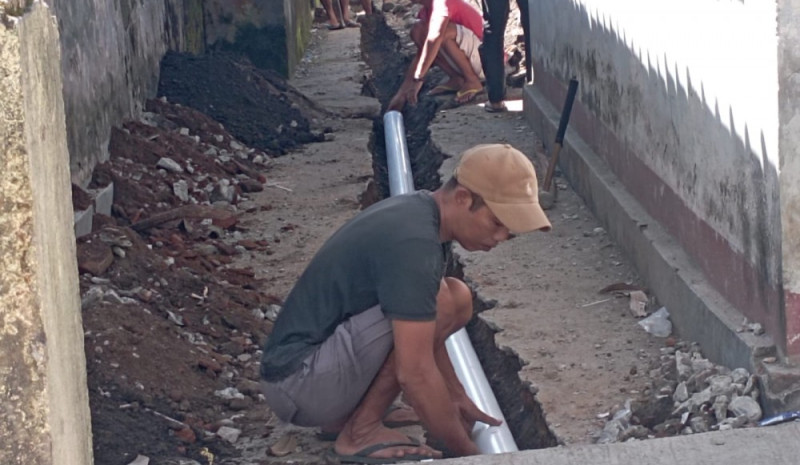 Pemerintah Desa Beleka Kembali Laksanakan Pembangunan Fisik Pemasangan Saluran Drainase