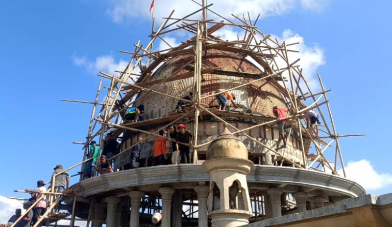 Warga Dusun Mendagi Gelar Gotong Royong Pembangunan Kubah Masjid Jami' Yahya