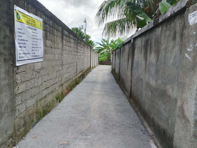 Pembangunan Jalan Beton di Dusun Beleka